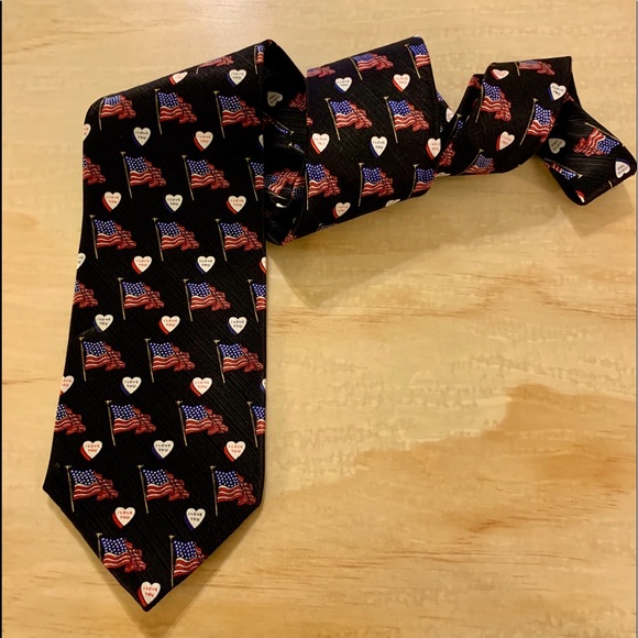 Roundtree & Yorke Holiday Collection Flag & Hearts